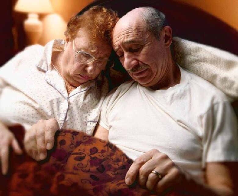 Couple âgé au lit