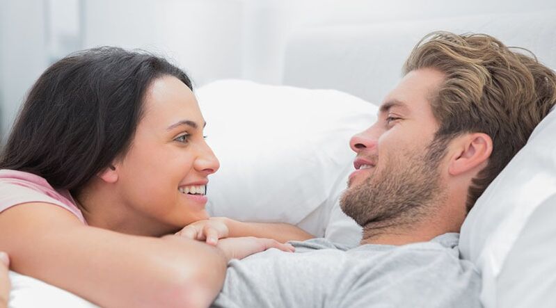 Jeune couple au lit