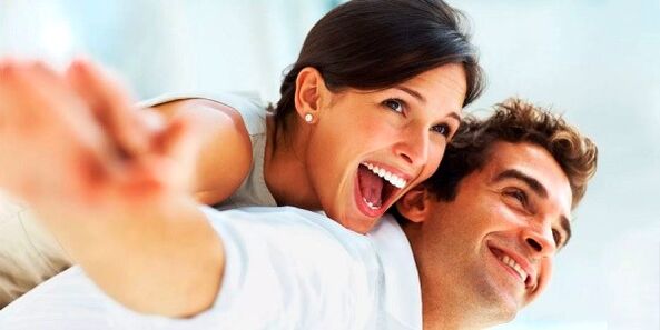 femme heureuse et homme avec un plus grand pouvoir