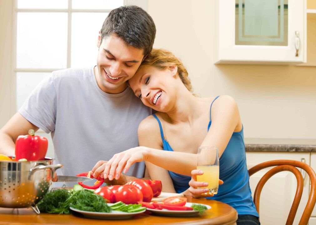 couple préparant des légumes pour augmenter la puissance masculine