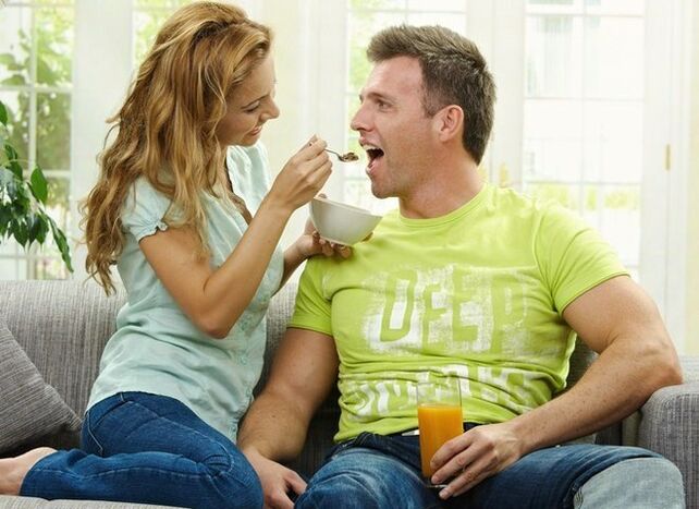 la femme nourrit des produits masculins pour augmenter la puissance