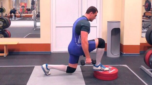 Exercice de fentes avec haltères, augmentant le pouvoir masculin