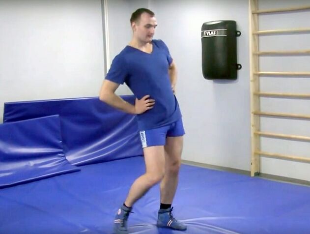 Les rotations pelviennes qui activent la circulation sanguine constituent un excellent échauffement avant l'entraînement.
