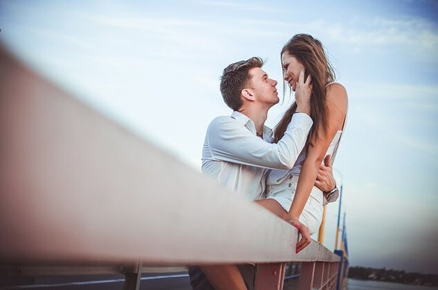 Une femme dans les bras d’un homme doté d’un excellent pouvoir